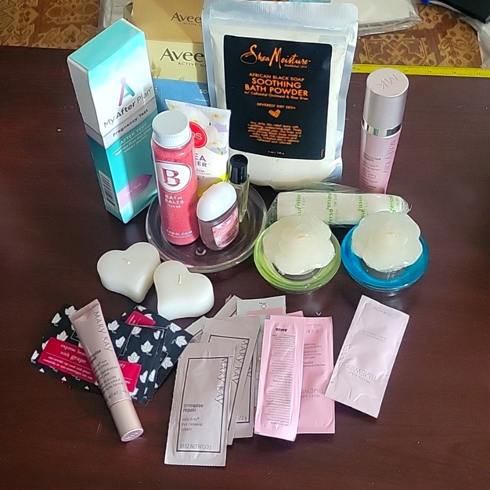 Nice lot of personal hygiene items.